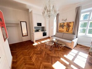 Studio | Wohnzimmer | 55-Zoll-Smart-TV mit Digitalempfang, Fernseher