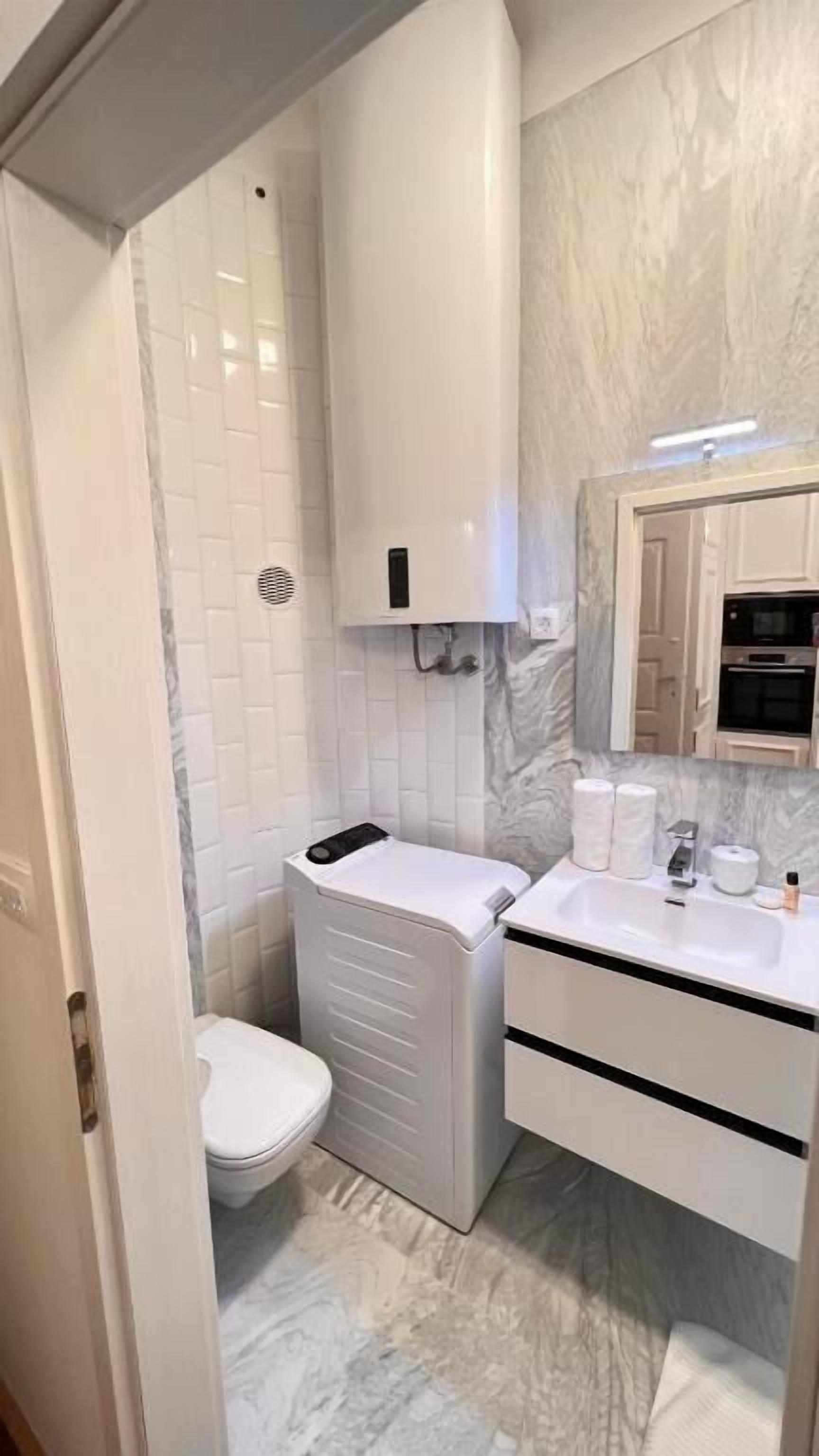 Deluxe Apartment | Bathroom | Shower, designer toiletries, hair dryer, towels