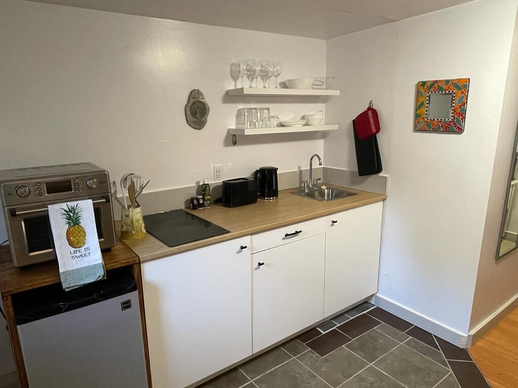 Cozy Guesthouse Close to Beach, Nelson, and <br>Ainsworth! 