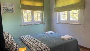 4 bedrooms, desk, iron/ironing board, WiFi