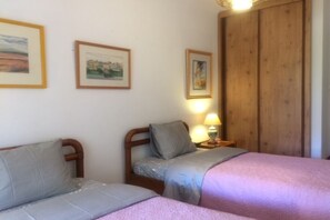 4 habitaciones, escritorio, tabla de planchar con plancha y wifi 