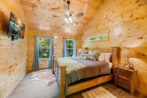 2 habitaciones, escritorio y tabla de planchar con plancha