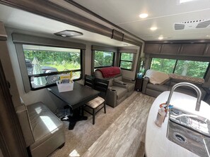 Living area - Delightful 1 bedroom RV in Pickwick (Counce)