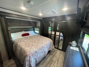 Room - Delightful 1 bedroom RV in Pickwick (Counce)