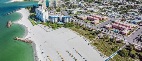 In Strandnähe, Liegestühle, Strandtücher