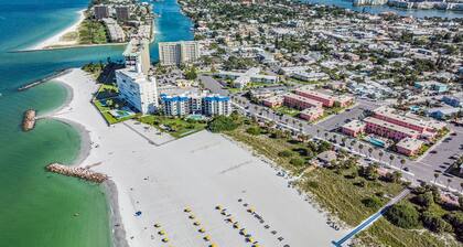 3 min Walk to Beach! Studio Condo, Hidden Jewel! Partial view of the beach!