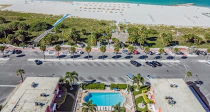3 min Walk to Beach! Studio Condo, Hidden Jewel! Partial view of the beach!