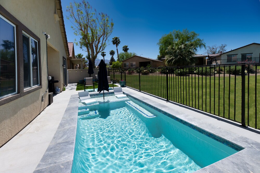Modern house with pool, tennis, gym and golf