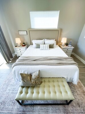 5 habitaciones, escritorio y tabla de planchar con plancha 