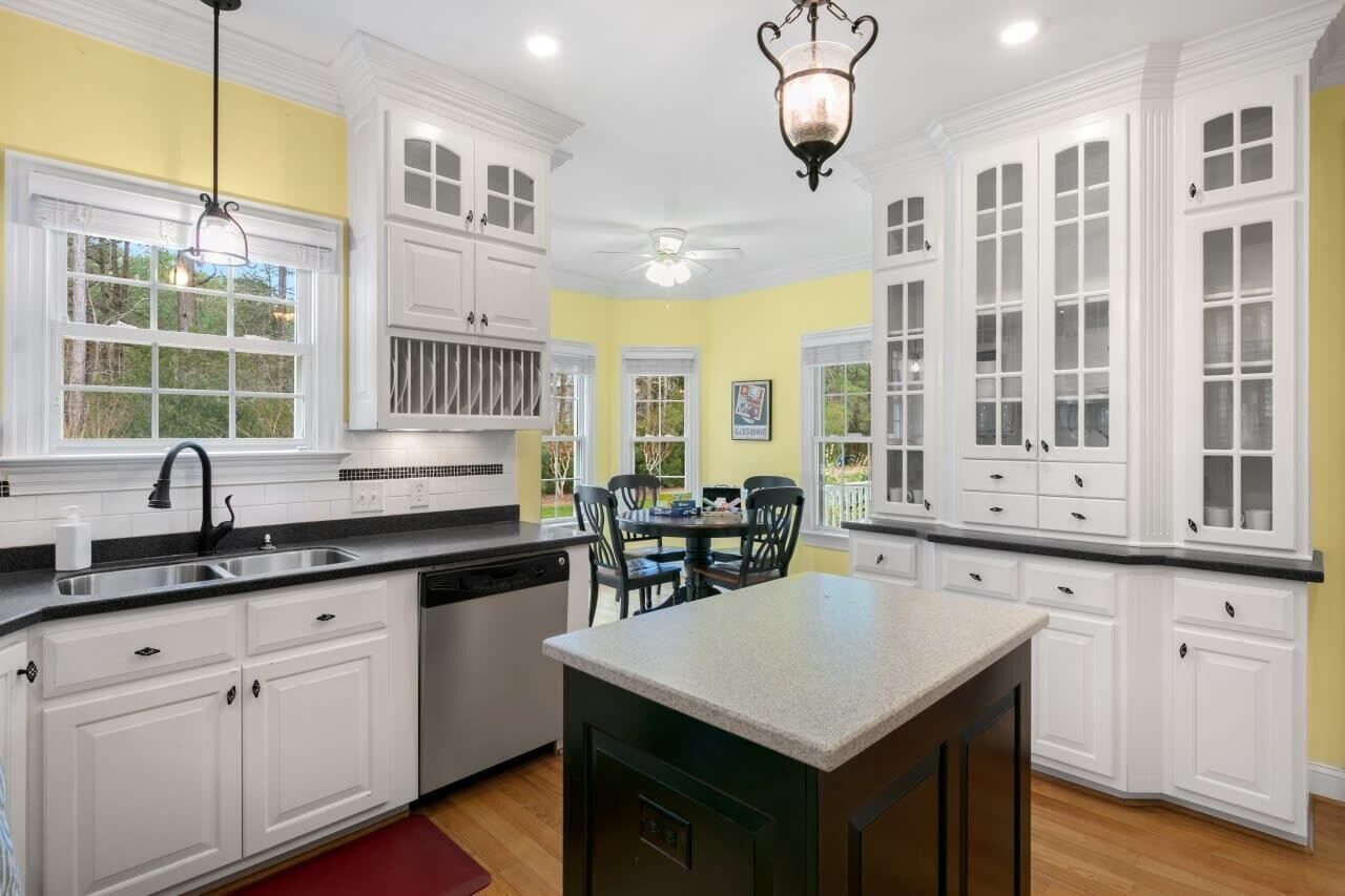 Southern Charm! Theater Room, Hot Tub, Game Space!