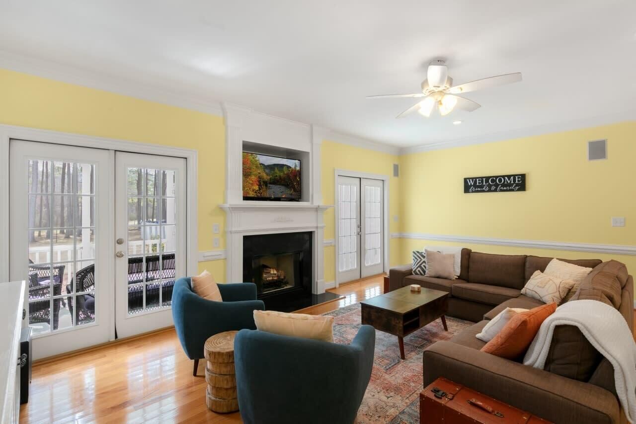 Southern Charm! Theater Room, Hot Tub, Game Space!