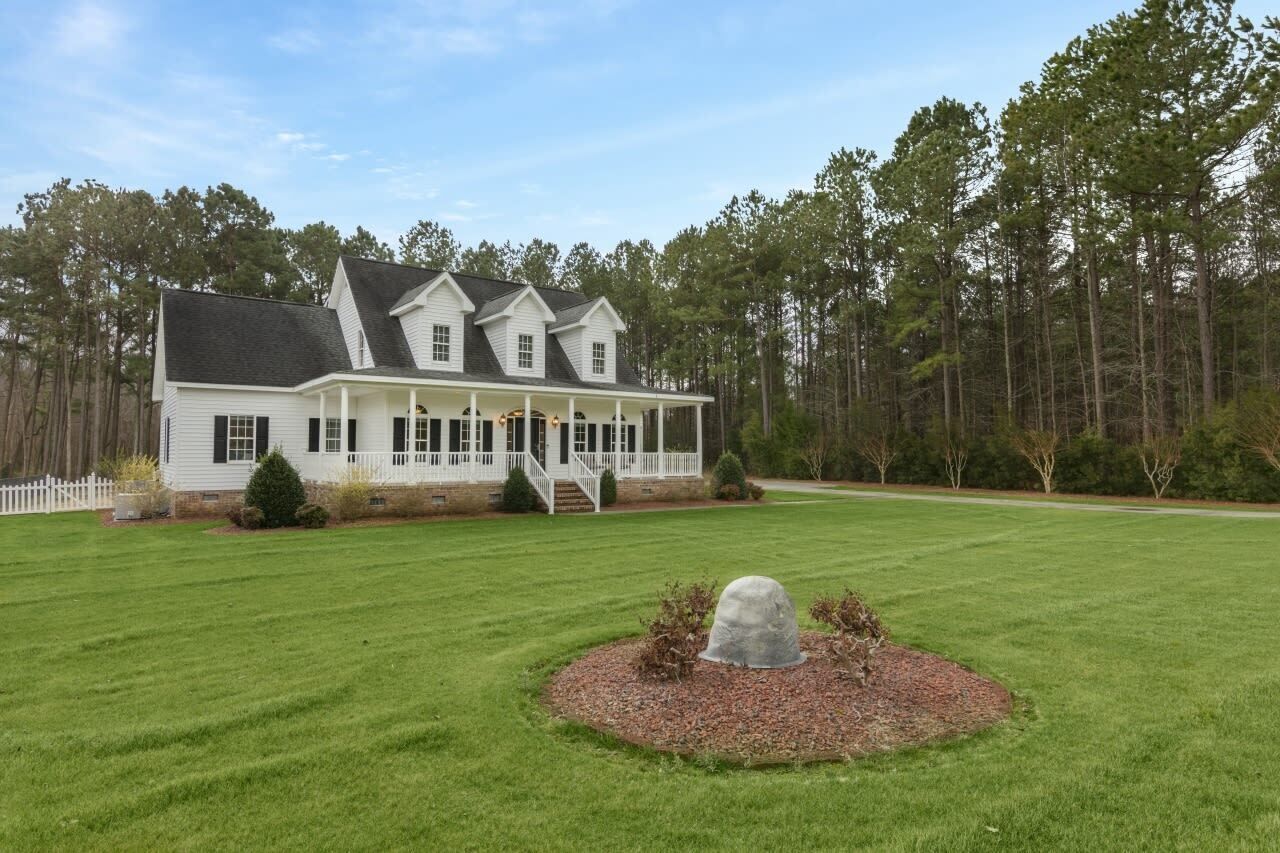 Southern Charm! Theater Room, Hot Tub, Game Space!