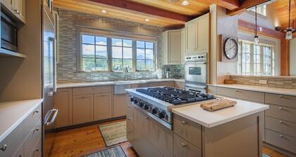 Ultimate Mountain Retreat: Fireplace, Hot Tub, Views!