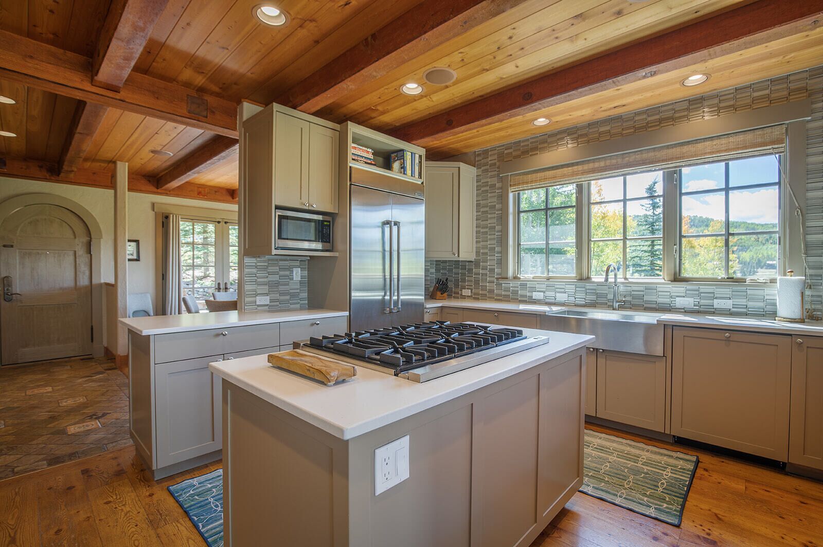 Ultimate Mountain Retreat: Fireplace, Hot Tub, Views!