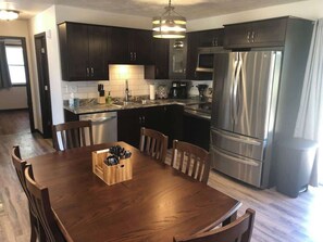 Frigorífic, microones, placa de cuina i rentaplats 