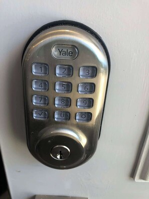 Une serrure à clavier de la marque Yale sur une porte.