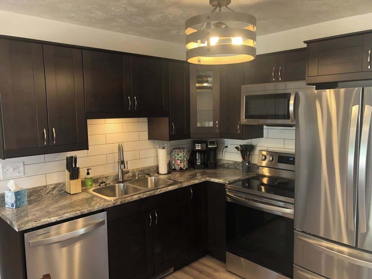 Kjøleskap, mikrobølgeovn, kokeplater og oppvaskmaskin