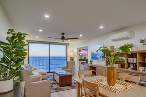 Interior - New Luxury Condo on Ocean Cliff, 2 Bedroom Suites, Full Kitchen, Living Room (San Diego)