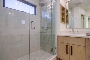 Dusche, Haartrockner, Handtücher, Seife