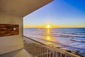 Property grounds - New Luxury Condo on Ocean Cliff, 2 Bedroom Suites, Full Kitchen, Living Room (San Diego)