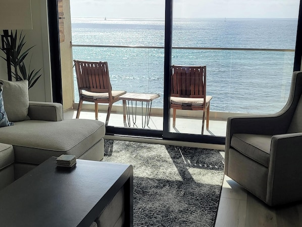 Smart TV - New Luxury Condo on Ocean Cliff, 2 Bedroom Suites, Full Kitchen, Living Room (San Diego)