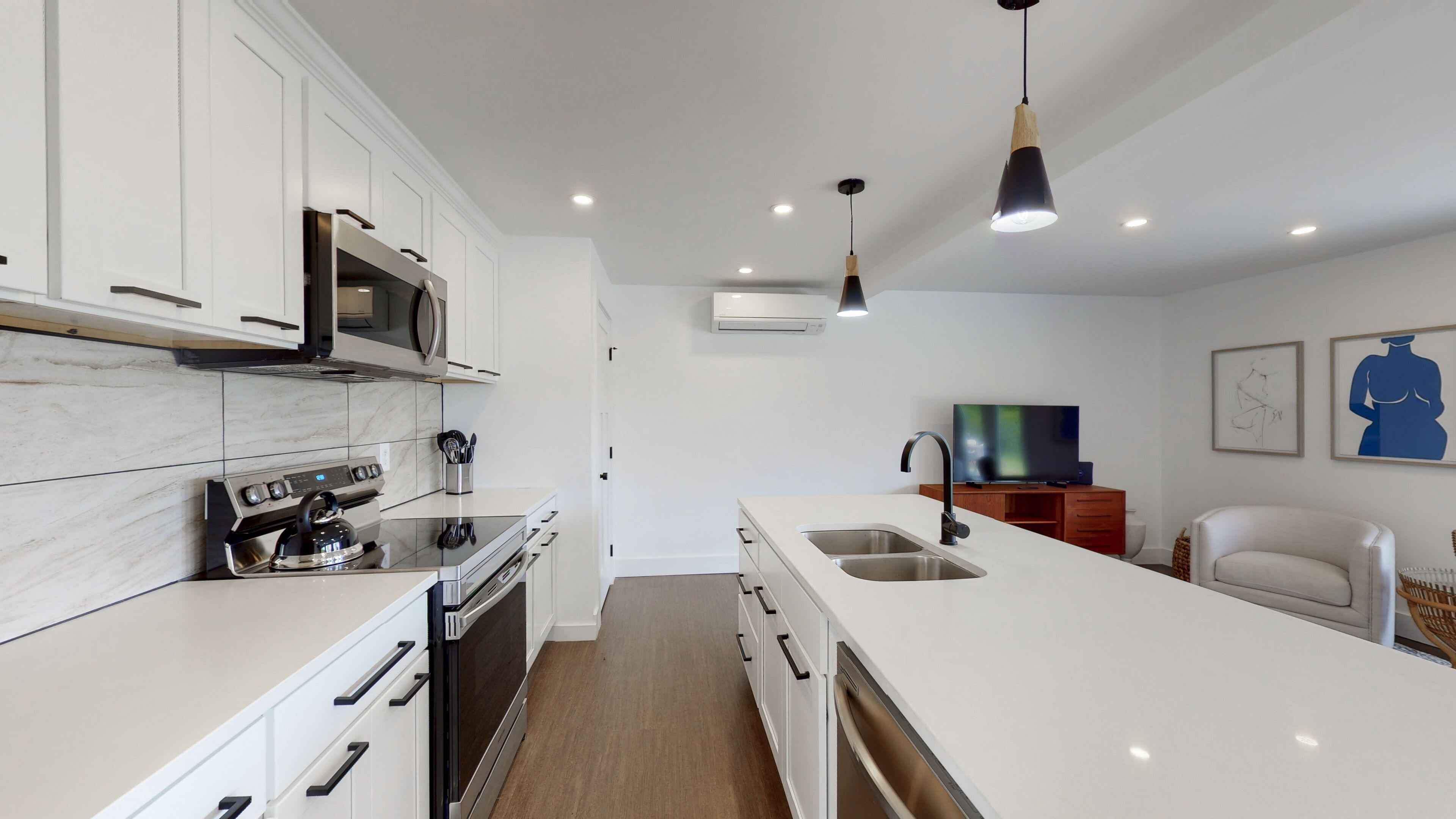 Spacious 11 Acre Lakeview Cottage