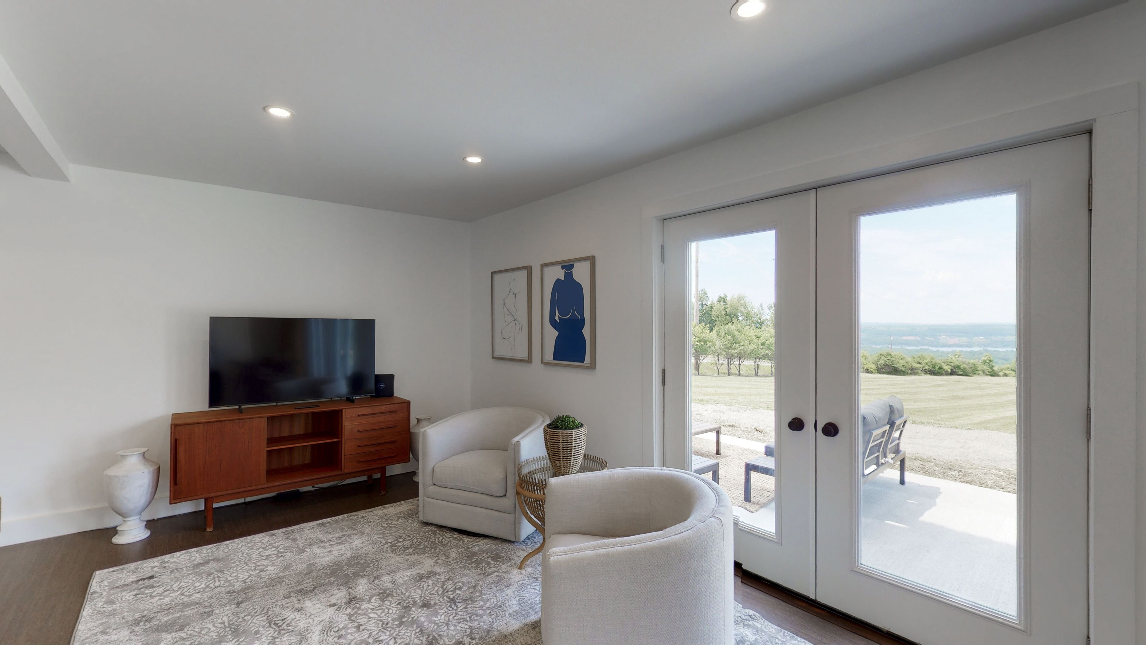 Spacious 11 Acre Lakeview Cottage