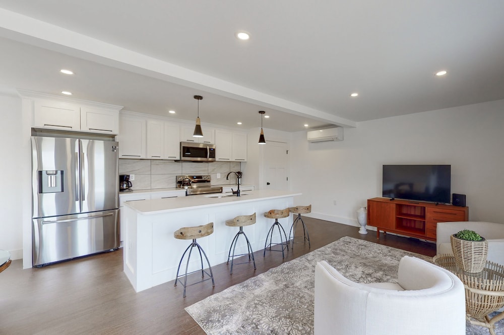 Spacious 11 Acre Lakeview Cottage