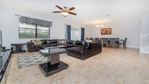 TV, DVD player, table football, stereo - New Listing! Champions Gate Resort, 10mi to Disney & 21mi to Universal - 72 (Davenport)