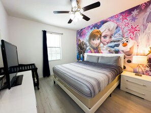 8 bedrooms, desk, iron/ironing board, free WiFi - New Listing! Champions Gate Resort, 10mi to Disney & 21mi to Universal - 72 (Davenport)