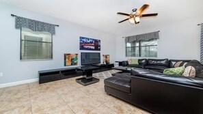 Fernseher, DVD-Player, Tischfußball, Stereoanlage