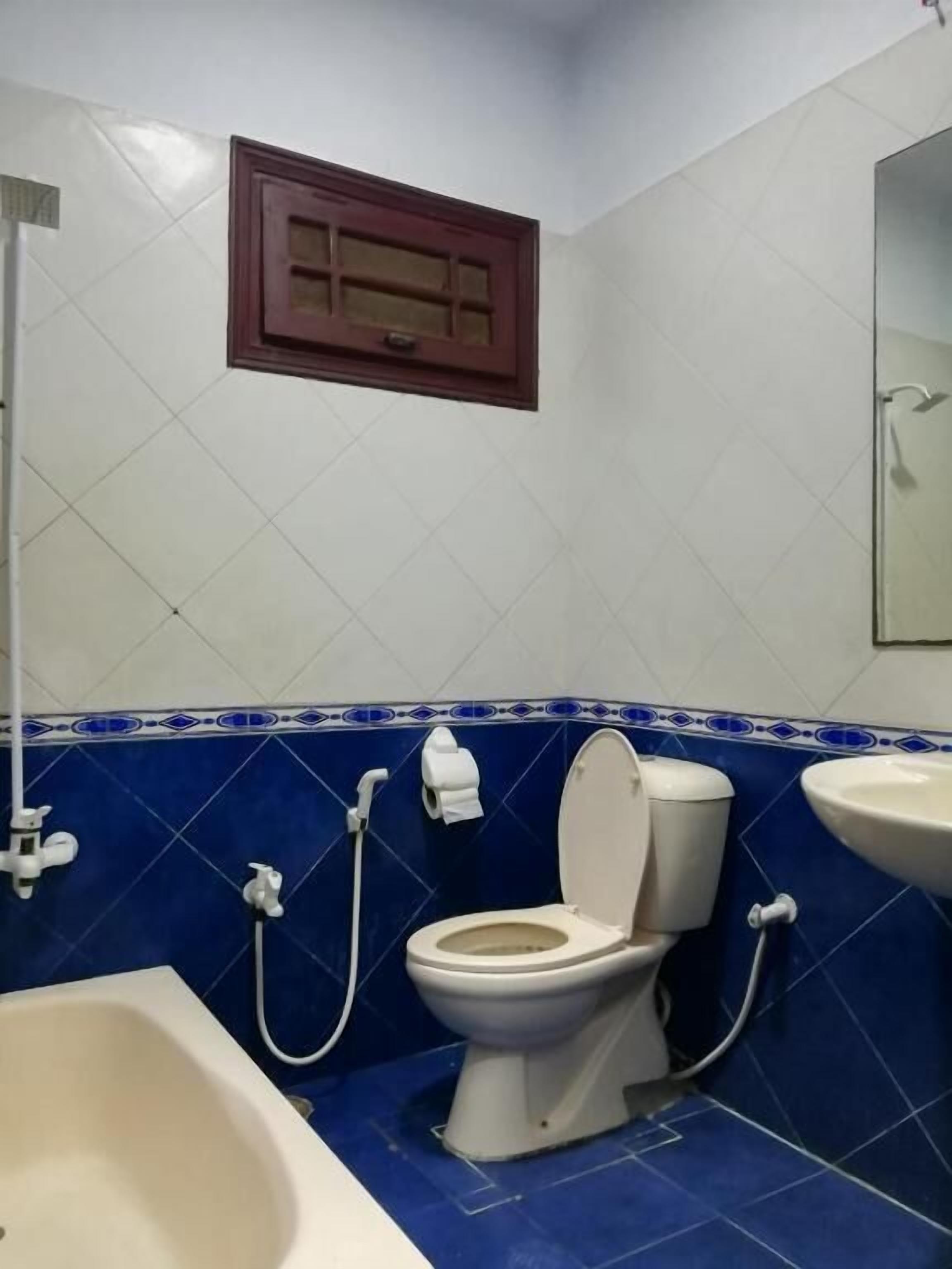 Bathtub, free toiletries, towels