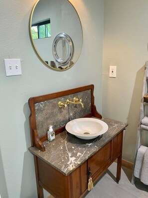 Kombination af bruser/badekar, hårtørrer, håndklæder, Sæbe