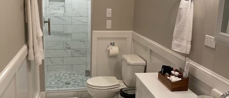 Douche, sĂšche-cheveux, serviettes fournies, papier toilette