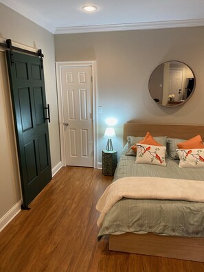 1 bedroom, free WiFi, bed sheets - Newly renovated backhouse in the heart of Memphis' historic Evergreen District. (Memphis)