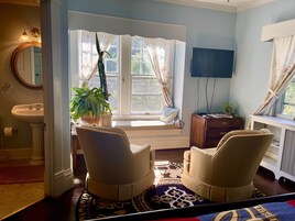 Deluxe Oda | Ayrı ayrı dekore edilmiş, ayrı ayrı döşenmiş, masa 