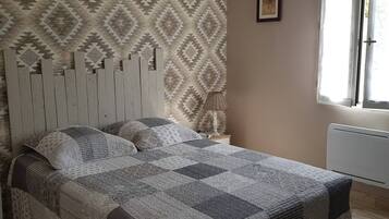 1 chambre, fer et planche Ă repasser