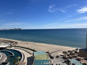 在海灘附近、沙灘巾