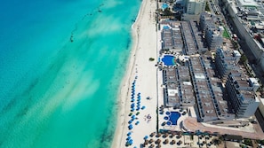 On the beach - Beach front Villa, great location, steps from the beach! (Cancún)
