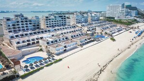 Exterior - Beach front Villa, great location, steps from the beach! (Cancún)