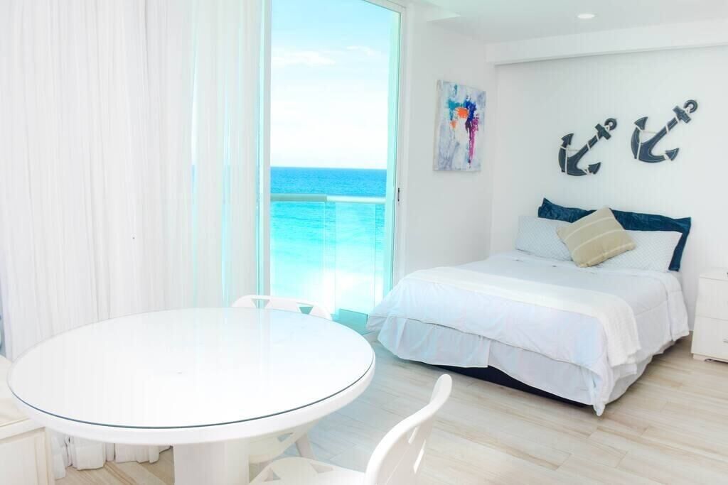 Ocean view studio, great view, balcony, new listing!