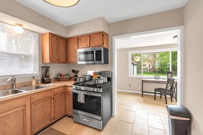 Frigorifero, microonde, forno, piano cottura