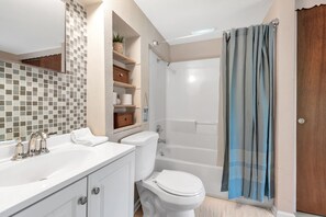 Badewanne, Haartrockner, Handtücher, Seife