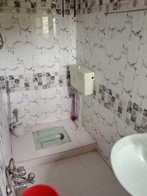 Deluxe Double Room | Bathroom | Shower, towels