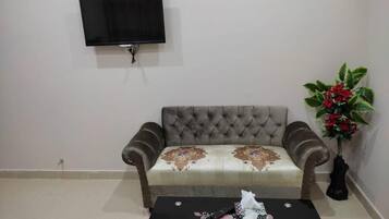 Habitación doble Deluxe | Sala de estar | Televisión LCD de 32 pulgadas con canales por cable y televisión