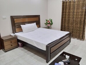 Deluxe Double Room | Iron/ironing board, free WiFi