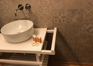 Douche, sèche-cheveux, bidet, serviettes fournies