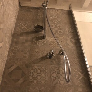 Dusche, Haartrockner, Bidet, Handtücher