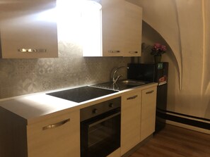 Refrigerador, microondas, horno, placa de cocina
