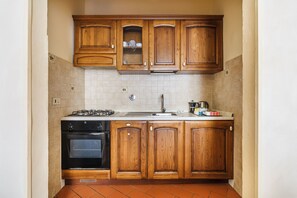 Fridge, microwave, oven, stovetop - Inferno Double - One Bedroom Apartment, Sleeps 2 (Firenze)